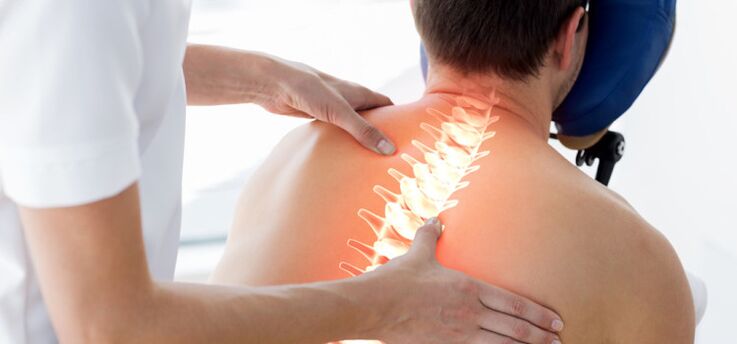 Ein Patient mit Osteochondrose, der von einem Arzt untersucht wird.
