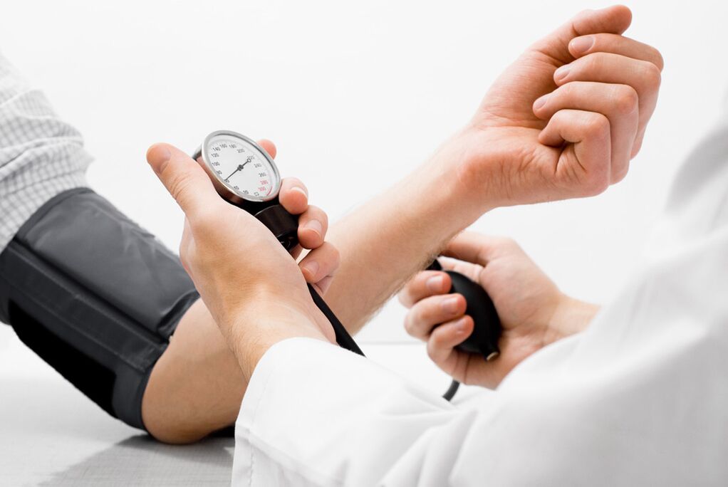 Wenn Osteochondrose nicht behandelt wird, treten Blutdruckprobleme auf.
