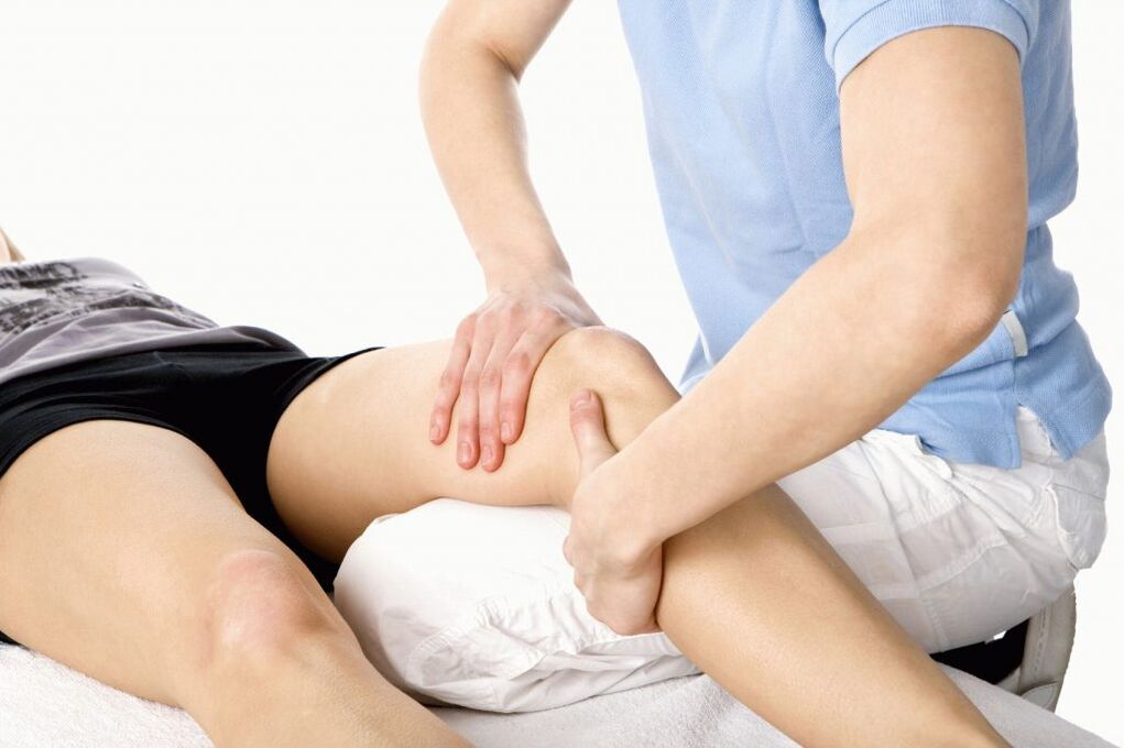 Therapeutische Massage bei Arthrose des Kniegelenks.