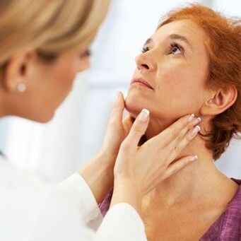 Patient mit Schmerzen im vorderen Teil des Halses.